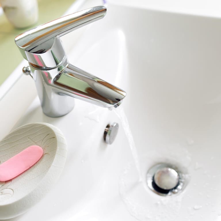Waschbecken: Risse, Sprünge und Löcher im Waschbecken oder der Badewanne sollten Sie nicht ignorieren.