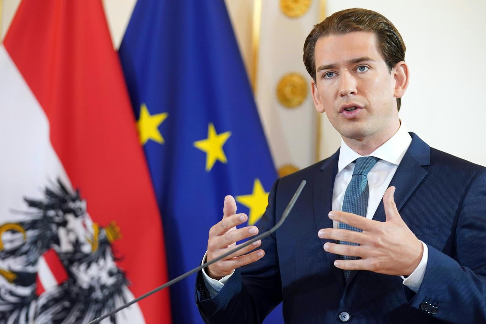 Sebastian Kurz (ÖVP), Bundeskanzler von Österreich: Es sei aus heutiger Sicht sehr wahrscheinlich, dass die Menschen im nächsten Sommer zur gewohnten Normalität zurückkehren könnten, sagte der Regierungschef.