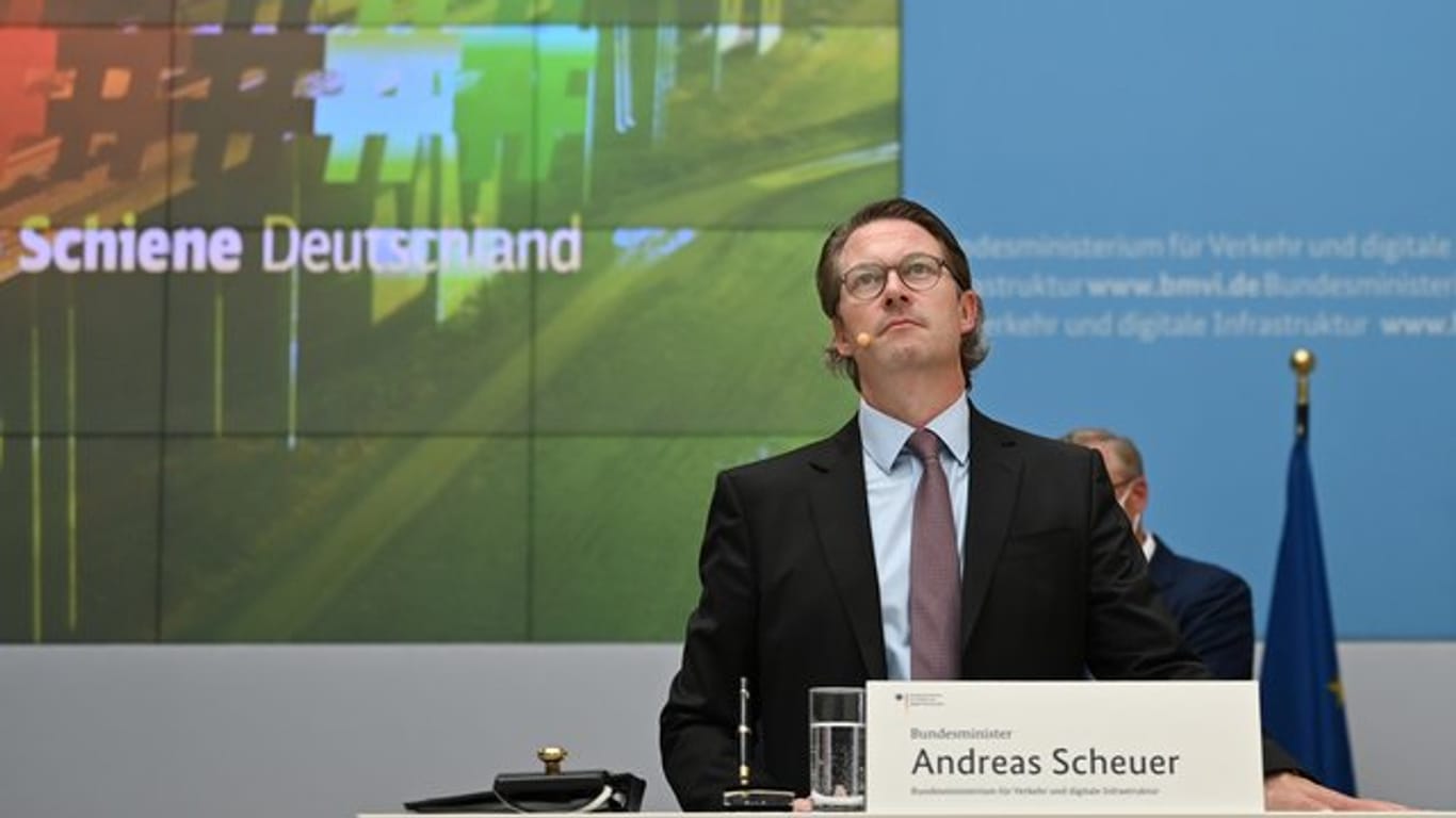 Andreas Scheuer (CSU), Bundesminister für Verkehr und digitale Infrastruktur, spricht auf einer Pressekonferenz in Berlin.