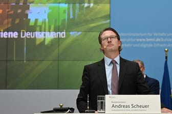 Andreas Scheuer (CSU), Bundesminister für Verkehr und digitale Infrastruktur, spricht auf einer Pressekonferenz in Berlin.