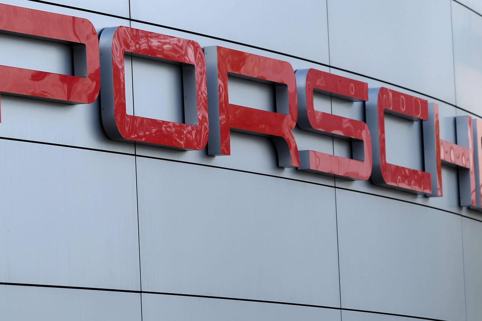 Porsche-Zentrale in Stuttgart: Die Luxusmarke bekam am Mittwoch Besuch von KBA und Justiz-Beamten.