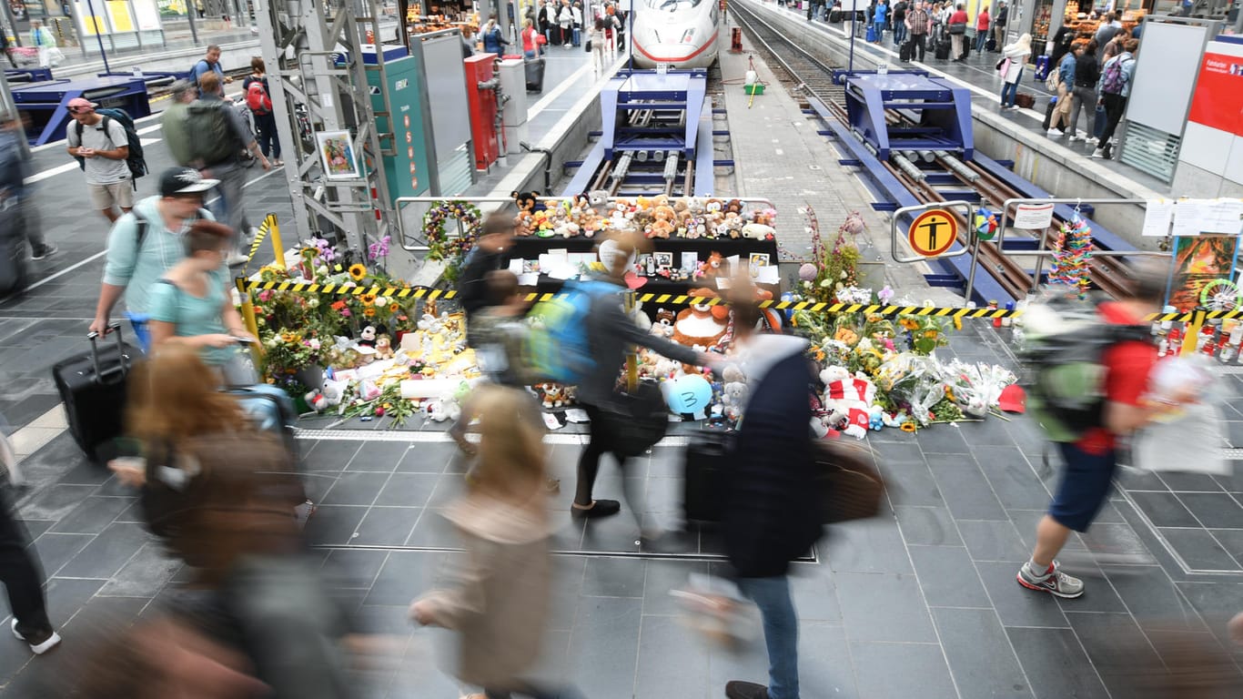 Passanten gehen am Gleis 7 des Hauptbahnhofs an einer Gedenkstelle vorbei: Am 29. Juli 2019 wurden ein acht Jahre alter Junge und seine Mutter in das Gleisbett gestoßen.
