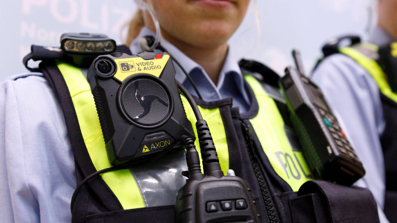 Zwei Polizistinnen mit Bodycams an der Uniform (Symbolbild): In Essen ist nun auch die Polizeiinspektion Süd mit den Kameras ausgestattet worden.