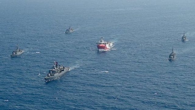Das türkische Forschungsschiff "Oruc Reis" (M) fährt in Begleitung türkischer Kriegsschiffe über das Mittelmeer. Das türkische Forschungsschiff "Oruc Reis" (M) fährt in Begleitung türkischer Kriegsschiffe über das Mittelmeer.