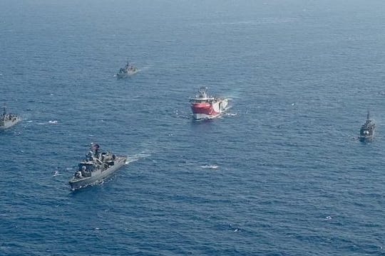 Das türkische Forschungsschiff "Oruc Reis" (M) fährt in Begleitung türkischer Kriegsschiffe über das Mittelmeer.