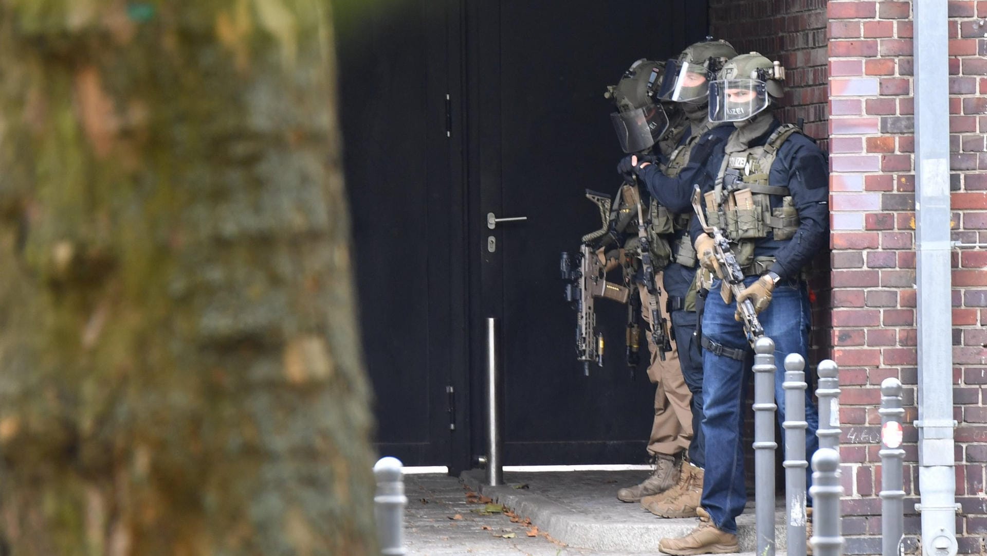 Bewaffnete Einsatzkräfte der Polizei: Sie stehen an einem Oberstufenzentrum in Rummelsburg.