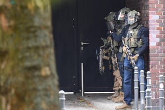 Bewaffnete Einsatzkräfte der Polizei: Sie stehen an einem Oberstufenzentrum in Rummelsburg.