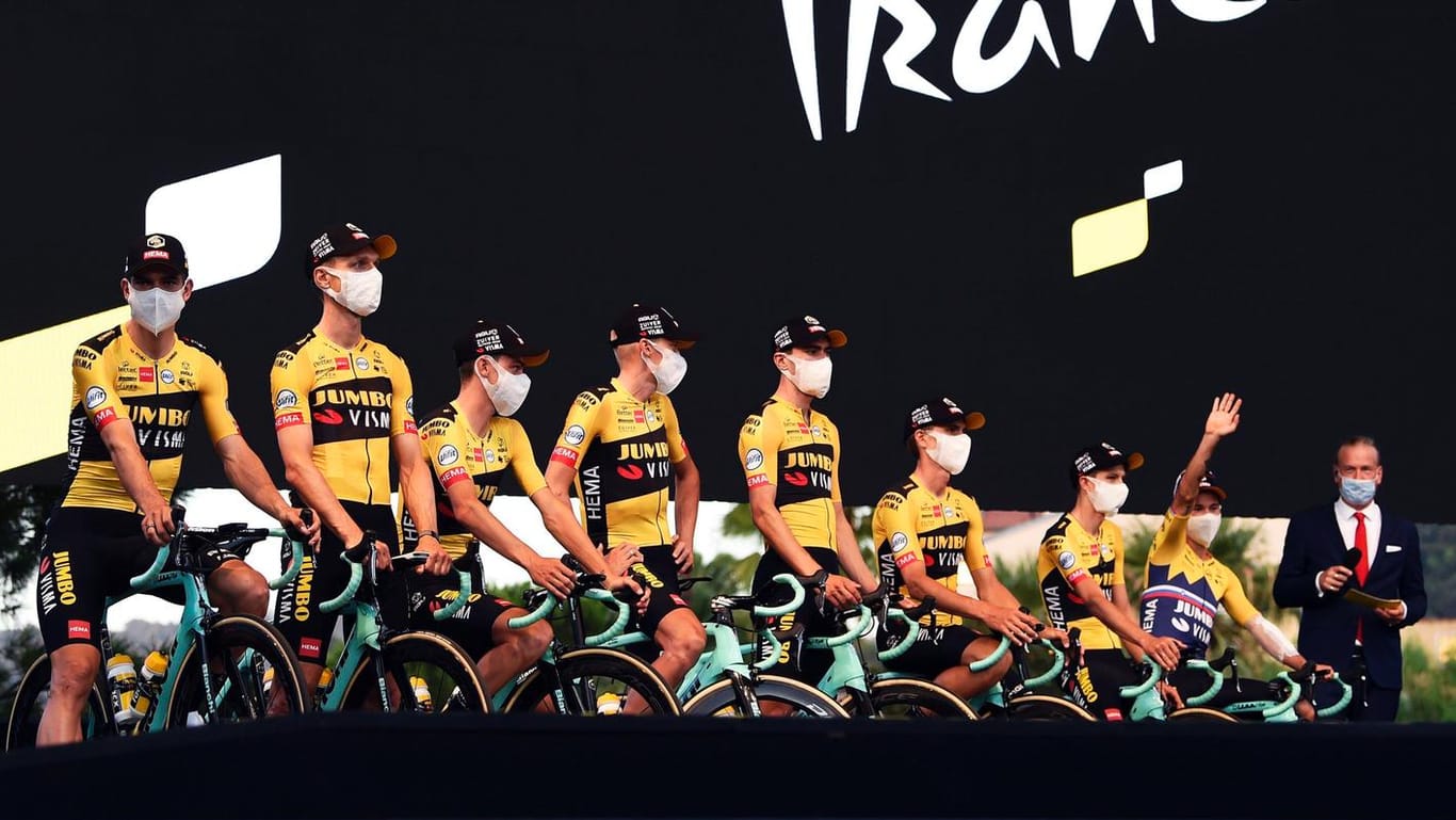 Tour de France in Nizza: Am Donnerstag bei der Teampräsentation trugen alle Fahrer vorschriftsmäßig Masken.