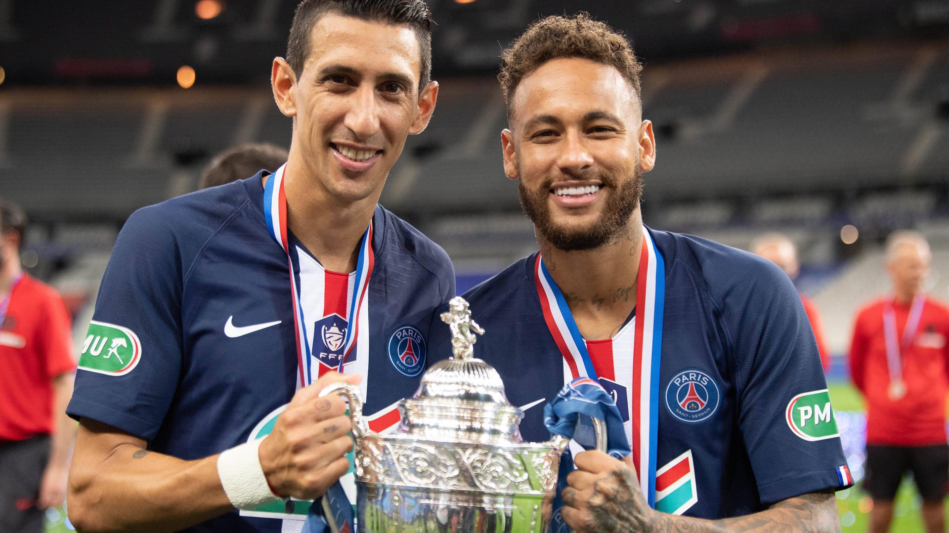 Neymar (l.) und Angel di Maria: Die beiden PSG-Stürmer wollen angeblich Lionel Messi zu PSG locken.