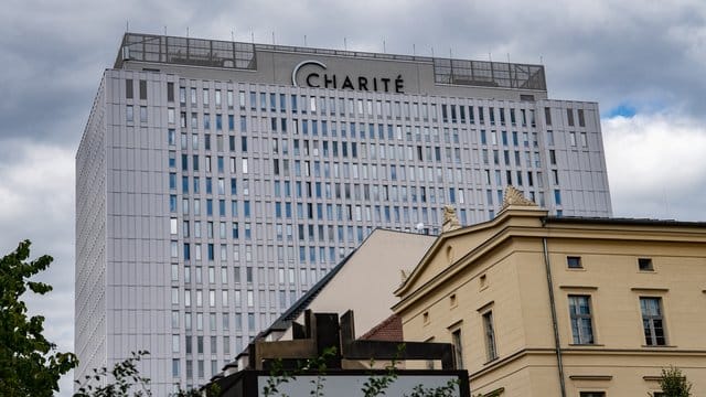 Wolken ziehen über das Bettenhaus der Charité. Wolken ziehen über das Bettenhaus der Charité.