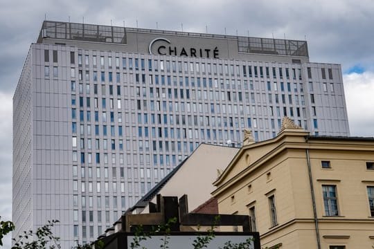 Wolken ziehen über das Bettenhaus der Charité.
