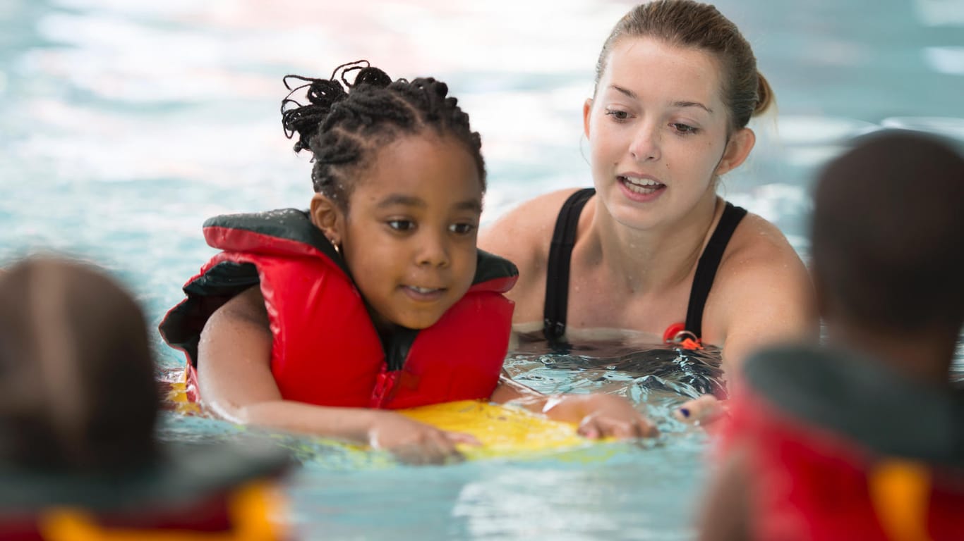 Immer weniger Kinder können schwimmen. Durch die Corona-Pandemie schließen viele Bäder, wodurch es noch weniger Schwimmunterricht gibt.