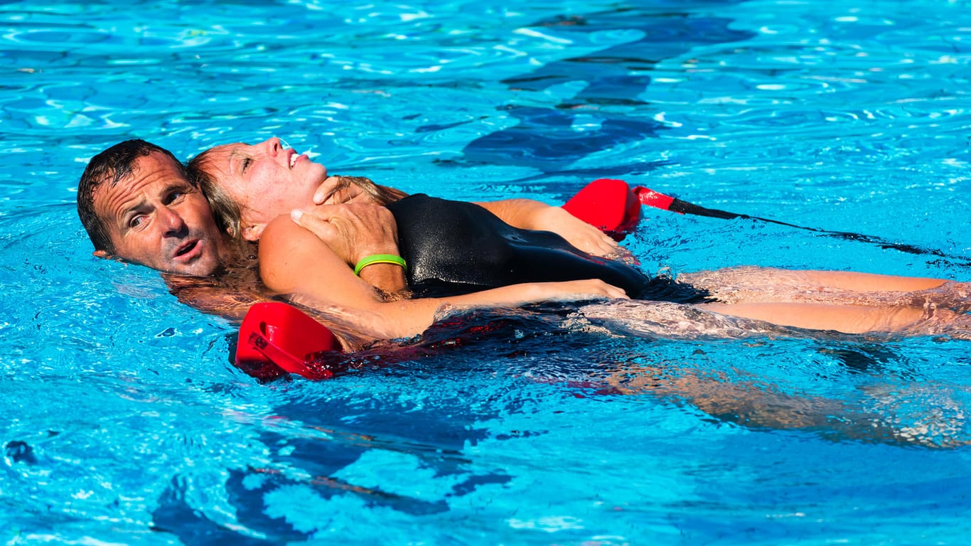 Rettungsschwimmer im Einsatz: Ertrinkende entwickeln oft eine große Kraft. Bei schwereren Menschen sollte man sich Hilfe holen.