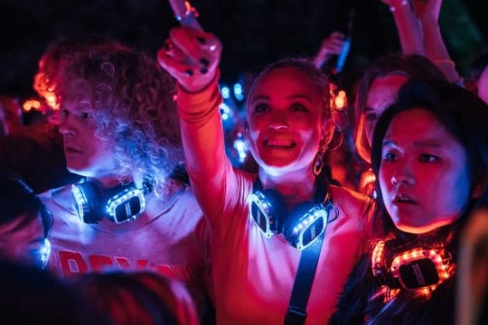 Luna Wedler als Studentin Mia Akerlund in einer Szene aus "Biohackers".