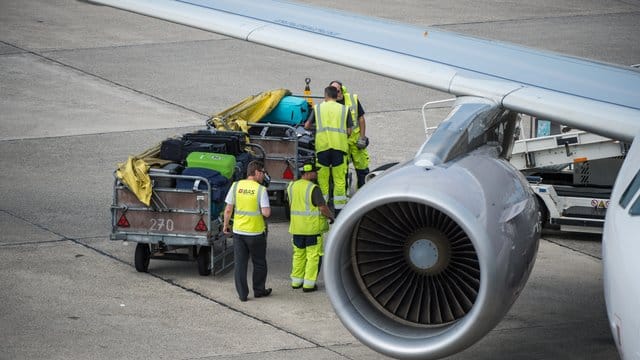 Mitarbeiter des Bodenpersonals beladen ein Flugzeug: Die ersten Starts am neuen Hauptstadtflughafen BER soll es durch Easyjet geben. Mitarbeiter des Bodenpersonals beladen ein Flugzeug: Die ersten Starts am neuen Hauptstadtflughafen BER soll es durch Easyjet geben.