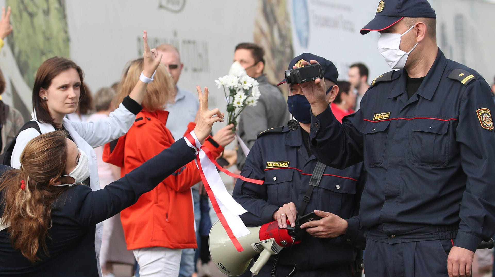 Unter dem wachsamen Auge der Staatsmacht: Ärzte und Krankenschwestern protestieren in Minsk gegen die Entlassung ihres Chefs, der zuvor an den Anti-Regierungs-Protesten teilgenommen hatte.