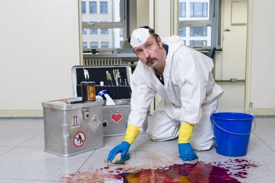 Schauspieler Bjarne Mädel 2013 bei einem Fototermin am Filmset zur Serie "Der Tatortreiniger".