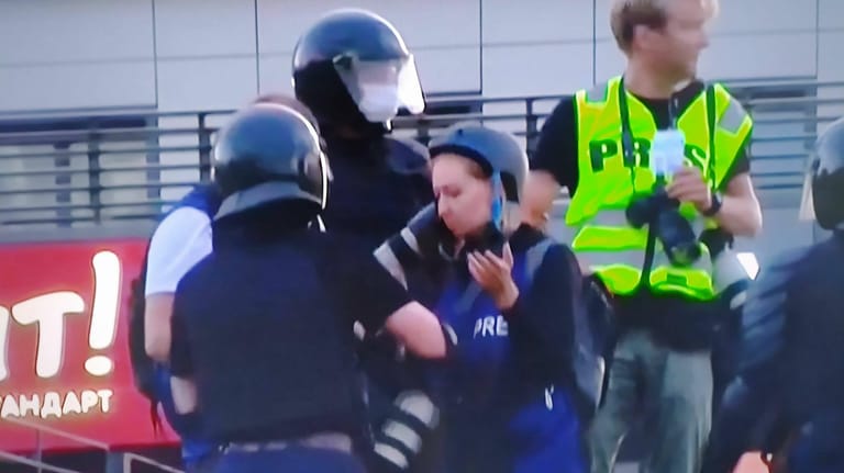 12. August: Sicherheitskräfte gehen gegen eine junge Frau vor, die sich klar als Journalistin erkennbar gemacht hat.