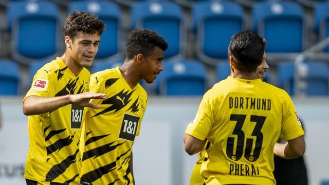 Immanuel Pherai (r) erzielte den einzigen BVB-Treffer gegen Paderborn.