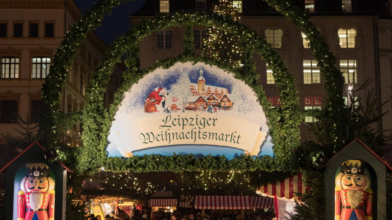 Das Eingangstor zum Weihnachtsmarkt in Leipzig (Archivbild): Ob der Weihnachtsmarkt dieses Jahr trotz der Pandemie stattfinden wird, ist noch offen.