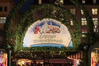 Das Eingangstor zum Weihnachtsmarkt in Leipzig (Archivbild): Ob der Weihnachtsmarkt dieses Jahr trotz der Pandemie stattfinden wird, ist noch offen.