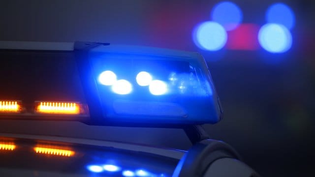 Ein Blaulicht leuchtet auf einem Polizeifahrzeug Ein Blaulicht leuchtet auf einem Polizeifahrzeug