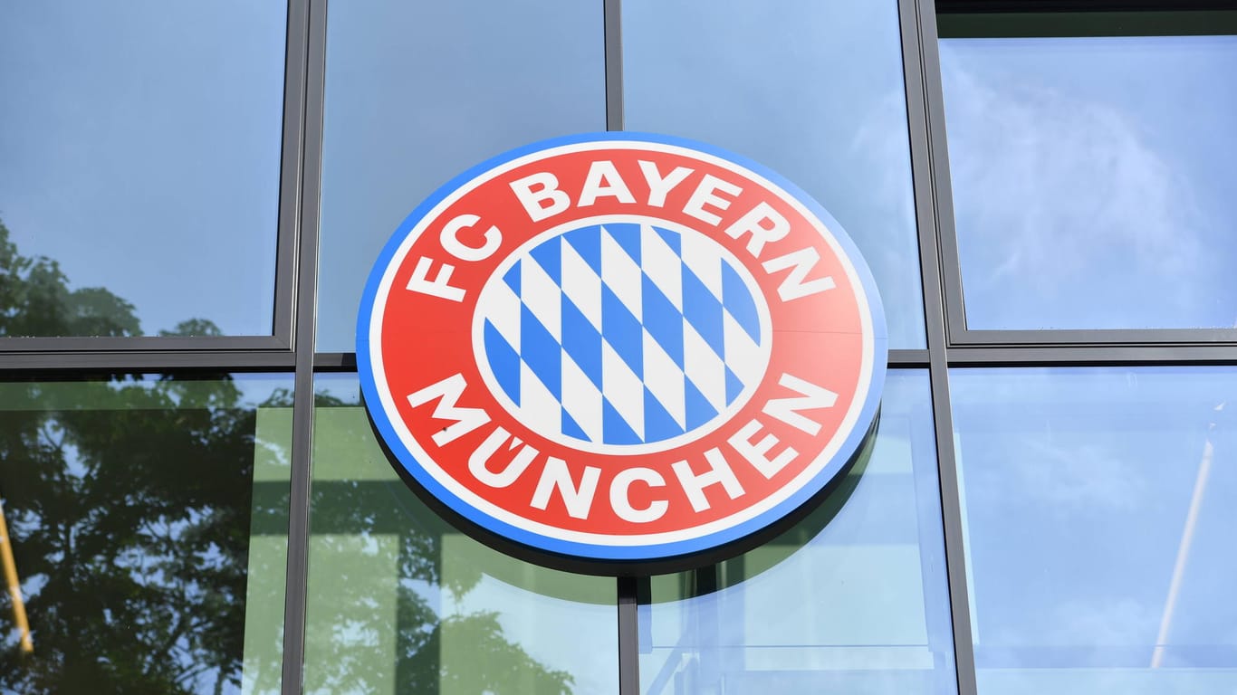 FC Bayerns Vereinswappen ist an einer Fassade zu sehen (Symbolbild): Der Champions-League-Gewinner hat ein weiteres Nachwuchstalent an seinen Campus gelockt.