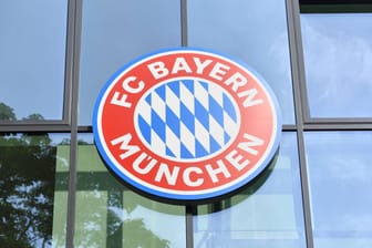 FC Bayerns Vereinswappen ist an einer Fassade zu sehen (Symbolbild): Der Champions-League-Gewinner hat ein weiteres Nachwuchstalent an seinen Campus gelockt.