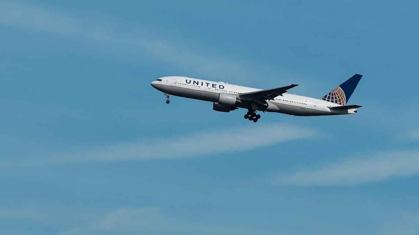 Ein Flugzeug der United Airlines: Die Corona-Krise stürzt die US-Fluggesellschaft tief in die roten Zahlen.