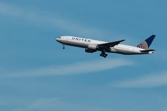 Ein Flugzeug der United Airlines: Die Corona-Krise stürzt die US-Fluggesellschaft tief in die roten Zahlen.