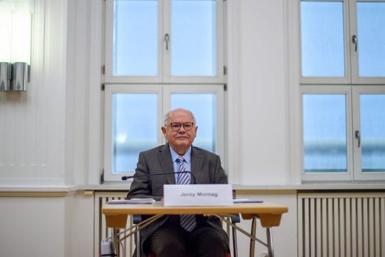 Der Sonderberater Jerzy Montag (Bündnis 90/Die Grünen) des Landtagsausschuss für Recht, Verfassung und Gleichstellung bei der Vorstellung des Abschlussberichts im Fall Oury Jalloh.