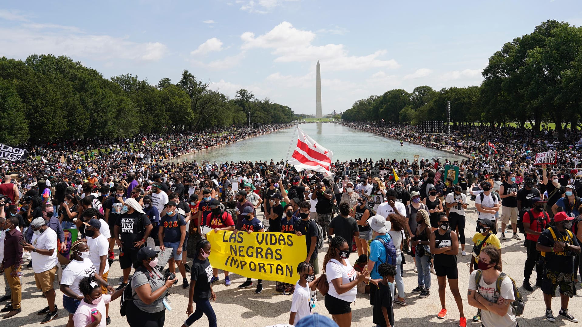 Zahlreiche Menschen versammeln sich vor dem Lincoln Memorial in Washington DC.