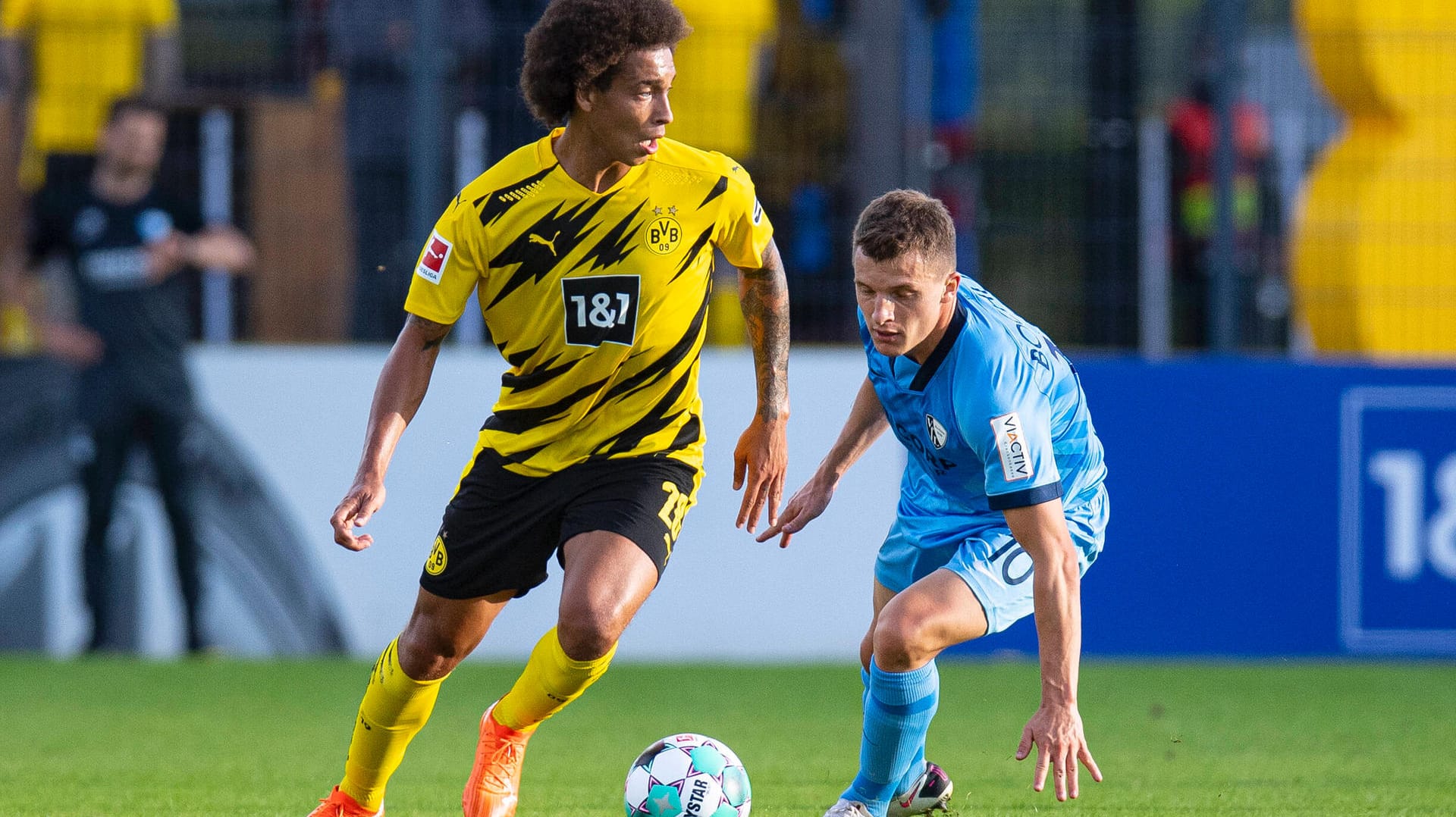 Axel Witsel (l.) im Zweikampf mit Bochums Thomas Eisfeld: Der Test lief für den BVB enttäuschend.