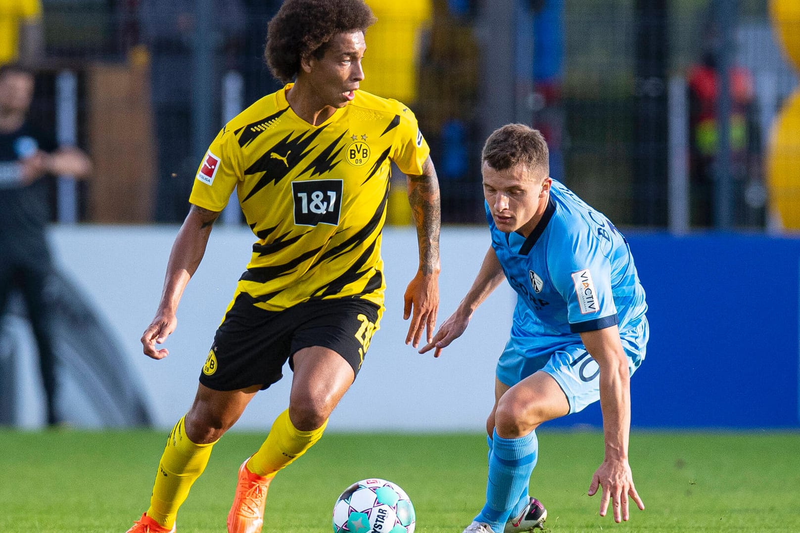 Axel Witsel (l.) im Zweikampf mit Bochums Thomas Eisfeld: Der Test lief für den BVB enttäuschend.