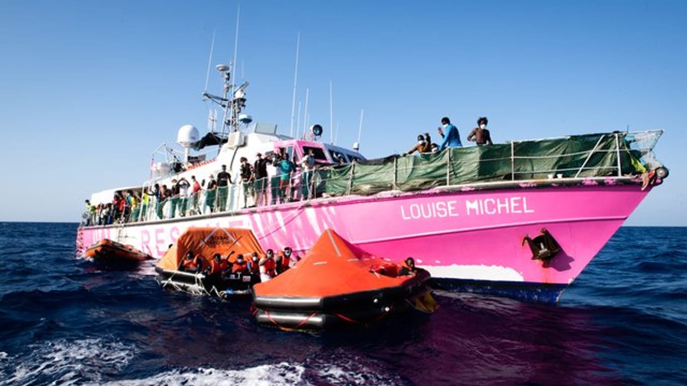 Das vom Street Art Künstler Banksy bemalte Rettungssschiff "Louise Michel" transferiert im Mittelmeer mehr als 150 gerettete Menschen zum Rettungsschiff "Sea Watch 4".