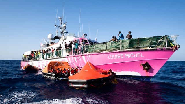 Das vom Street Art Künstler Banksy bemalte Rettungssschiff "Louise Michel" transferiert im Mittelmeer mehr als 150 gerettete Menschen zum Rettungsschiff "Sea Watch 4". Das vom Street Art Künstler Banksy bemalte Rettungssschiff "Louise Michel" transferiert im Mittelmeer mehr als 150 gerettete Menschen zum Rettungsschiff "Sea Watch 4".