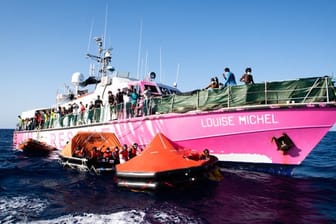 Das vom Street Art Künstler Banksy bemalte Rettungssschiff "Louise Michel" transferiert im Mittelmeer mehr als 150 gerettete Menschen zum Rettungsschiff "Sea Watch 4".