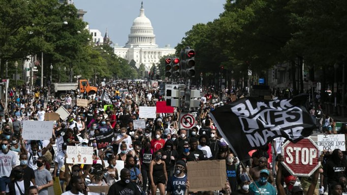 Demonstranten haben in Washington für ein Ende von Rassismus und Polizeigewalt gegen Schwarze protestiert.