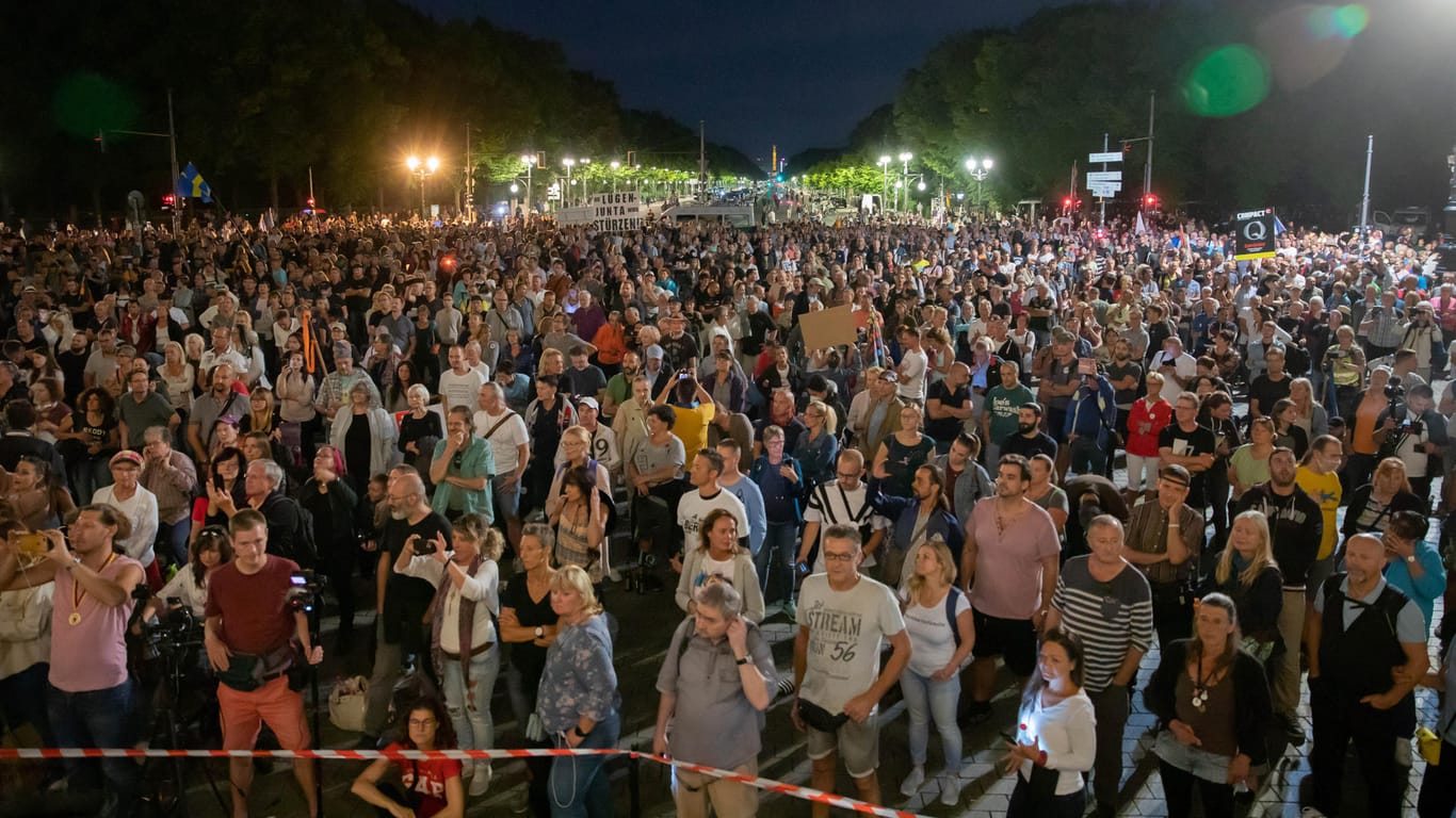 Menschen stehen bei einer Kundgebung gegen die Corona-Maßnahmen vor einer Bühne am Brandenburger Tor: Am Samstag werden bis zu 30.000 Menschen in Berlin erwartet.
