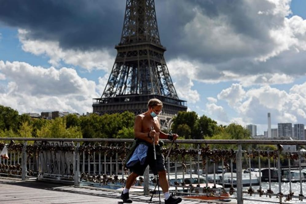 Die Maske ist mittlerweile in ganz Paris Pflicht - doch in Frankreich steigen die Zahlen weiter kräftig an.
