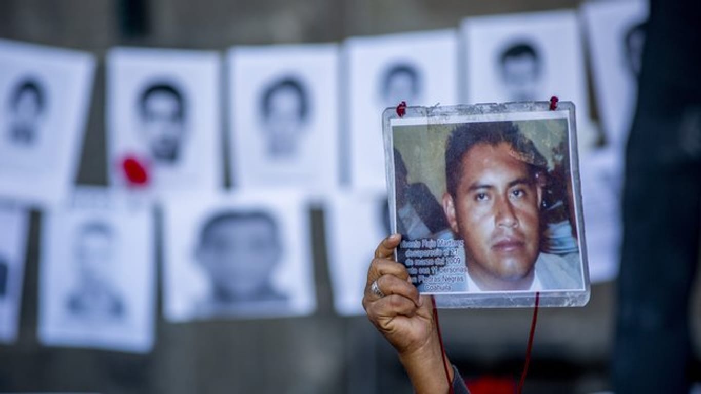 Ein Mexikaner zeigt das Bild seines 2009 verschwundenen Sohnes: Am Sonntag begeht das Land den "Tag der Verschwundenen". (Symbolfoto)