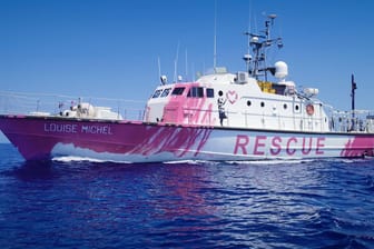 Das Rettungsschiff vom Streetart-Künstler Banksy: Die Sea Watch 4 musste selbst einen Notruf absenden.