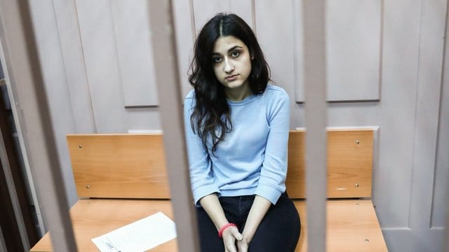 Kristina, eine der drei wegen des Mordes an ihrem Vater angeklagten Geschwister, sitzt im Bezirksgericht Basmanny. Kristina, eine der drei wegen des Mordes an ihrem Vater angeklagten Geschwister, sitzt im Bezirksgericht Basmanny.