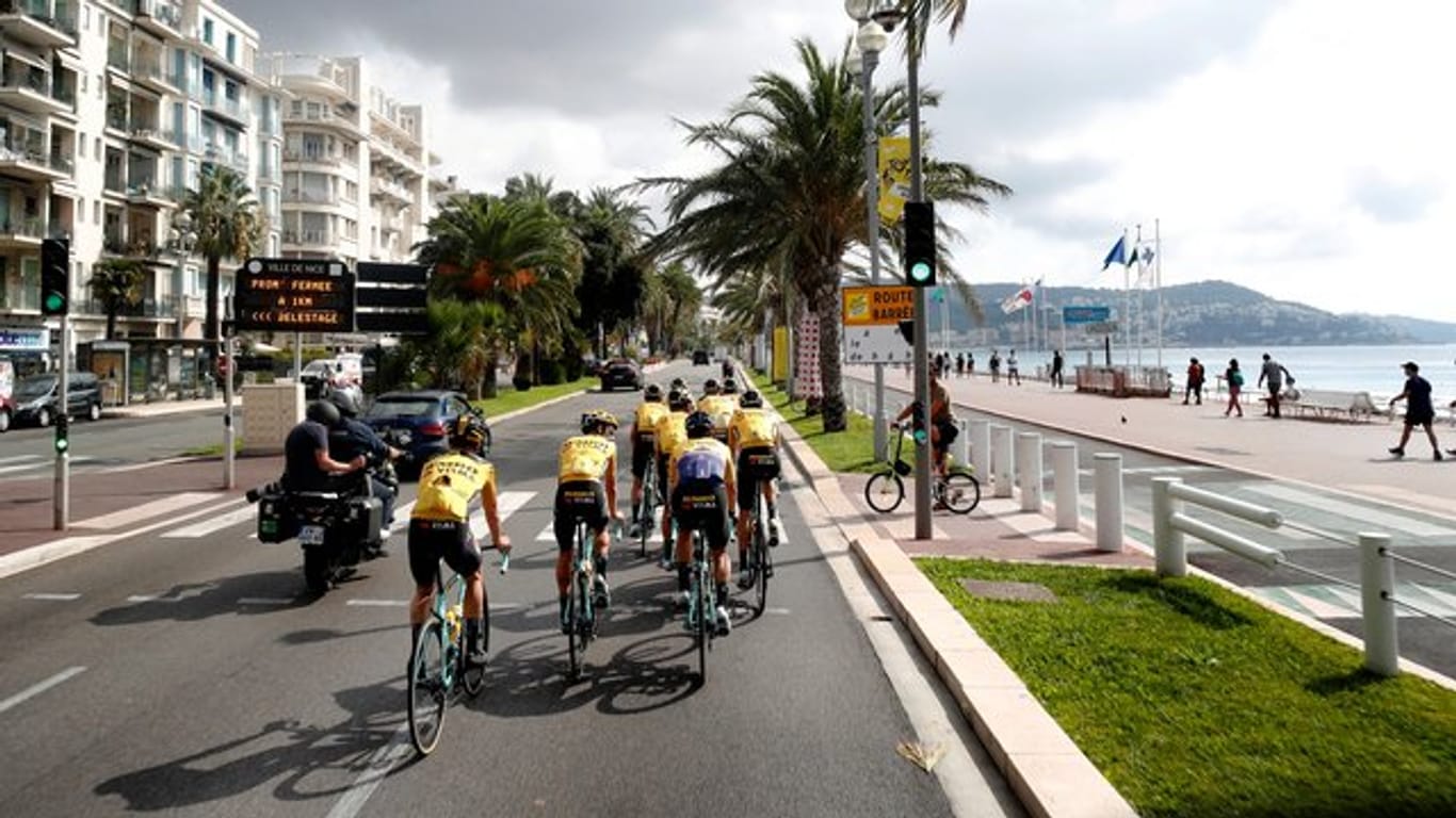 Kurz vor dem Tour-Start in Nizza wurden die Corona-Maßnahmen für die Teams verstärkt.