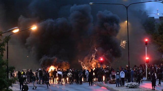 Demonstranten haben im schwedischen Malmö Reifen angezündet. Demonstranten haben im schwedischen Malmö Reifen angezündet.