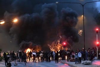 Demonstranten haben im schwedischen Malmö Reifen angezündet.