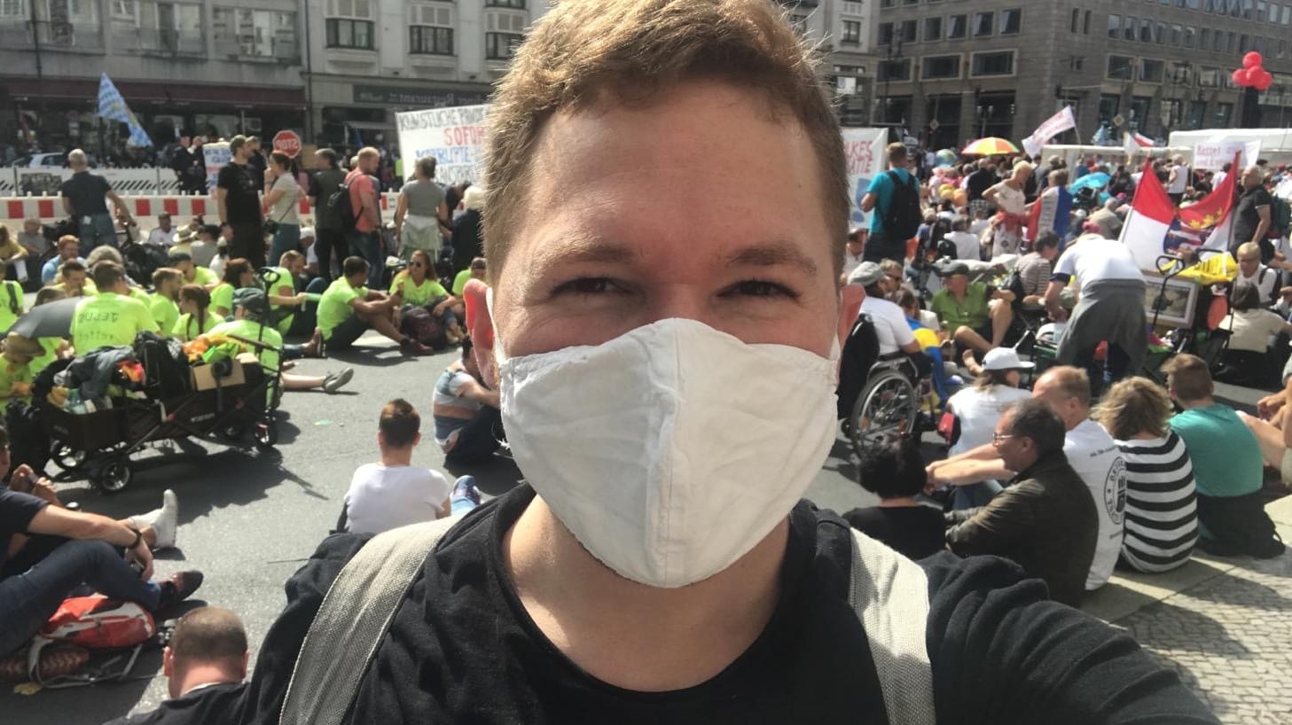 t-online.de-Reporter bei der Corona-Demo: Anders als die Mehrheit der Teilnehmer, trägt er eine Maske.