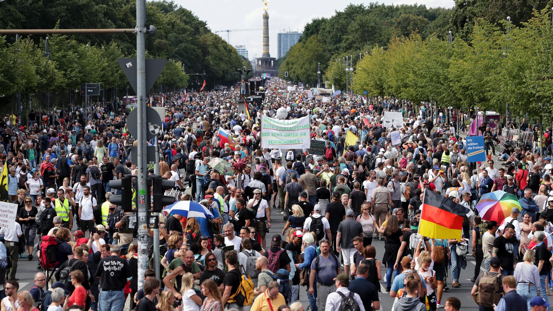 Teilnehmer der Corona-Demo in Berlin: Nachdem Auflagen nicht eingehalten wurden, löste die Polizei die Demo auf.