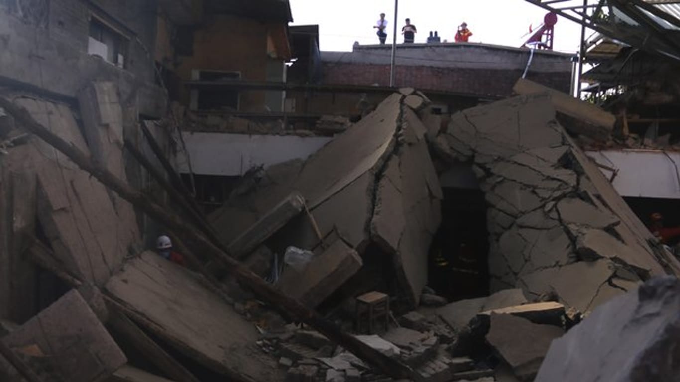 Rettungskräfte suchen in den Trümmern eines eingestürzten Restaurants im chinesischen Xiangfen nach Opfern.