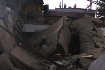 Rettungskräfte suchen in den Trümmern eines eingestürzten Restaurants im chinesischen Xiangfen nach Opfern.